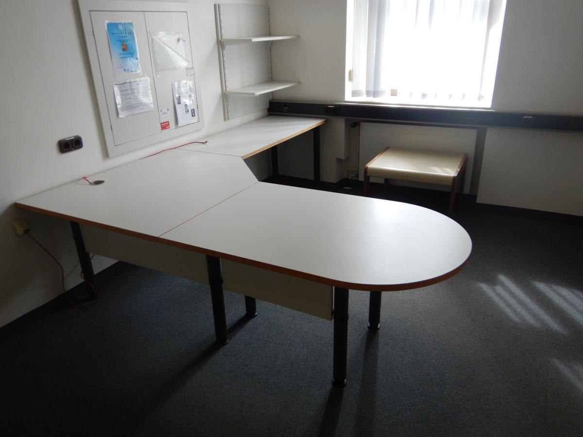 Inhalt eines kompletten Büros  Schreibtisch ca. 250x220 cm Winkelkombination